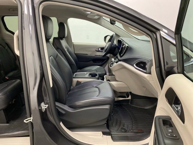 Used 2023 Chrysler Pacifica Touring-L AWD/4WD image 24