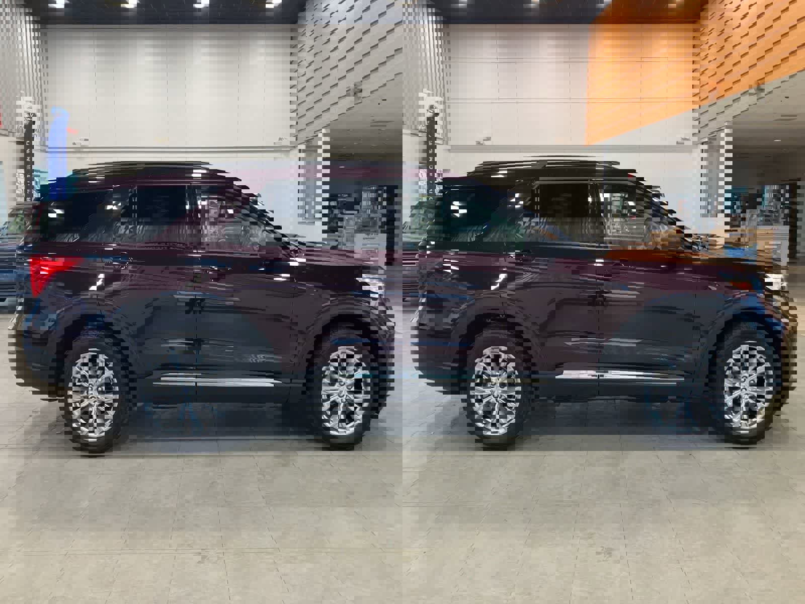 Used 2023 Ford Explorer XLT w/ Equipment Group 202A image 4