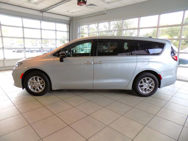 New 2026 Chrysler Pacifica Select image 4