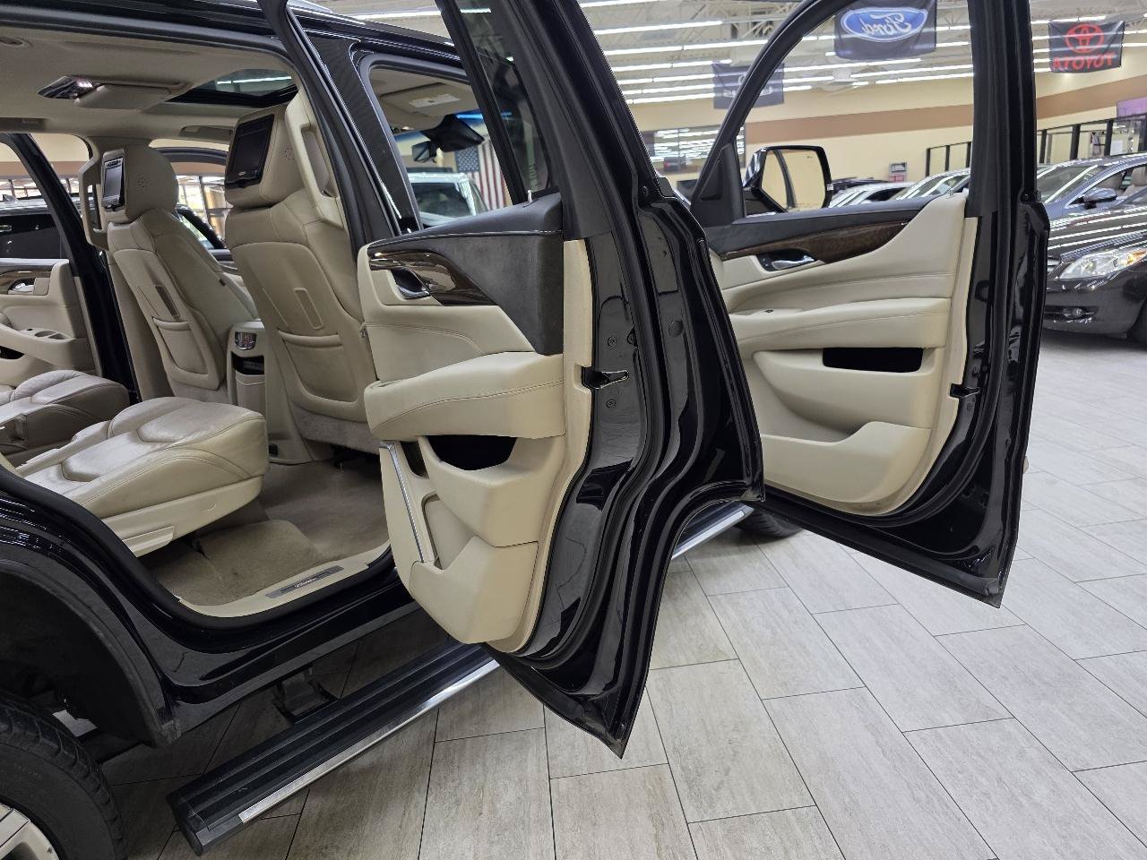 Used 2018 Cadillac Escalade Premium Luxury AWD/4WD image 16