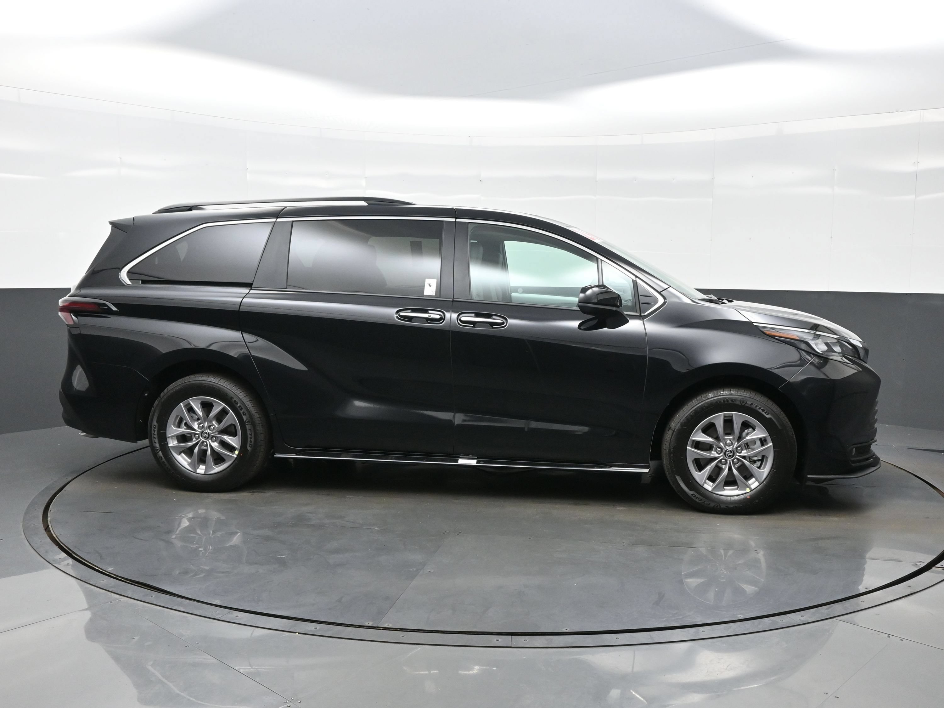 Used 2026 Toyota Sienna XLE FWD image 7