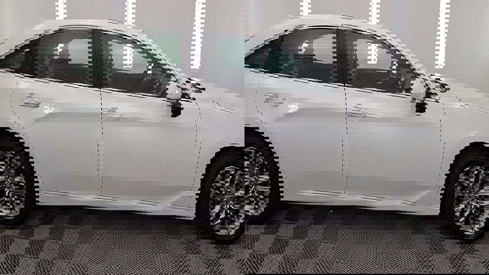 Used 2022 Toyota Avalon XLE w/ Moonroof Package image 5