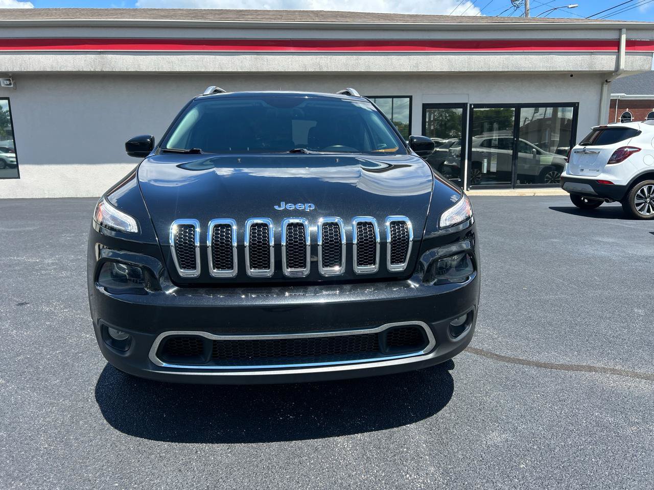 Used 2015 Jeep Cherokee Limited w/ Luxury Group AWD/4WD image 2