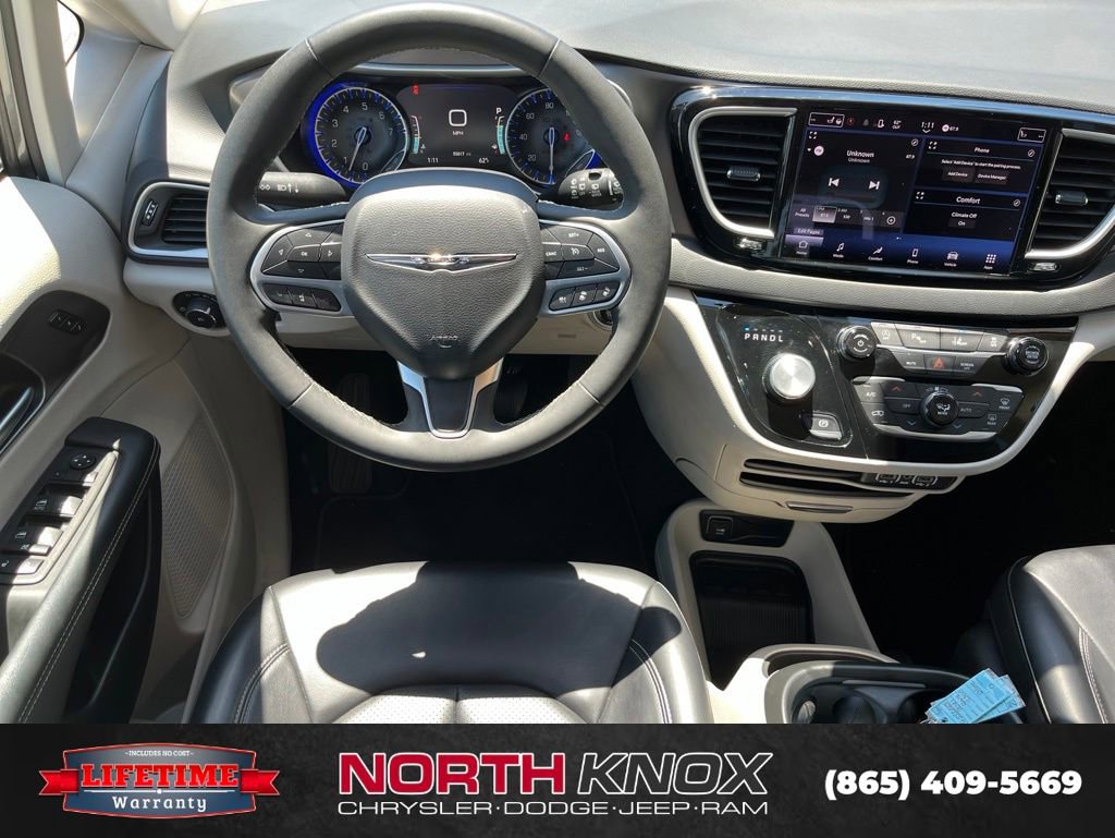 Used 2023 Chrysler Pacifica Touring-L FWD image 12