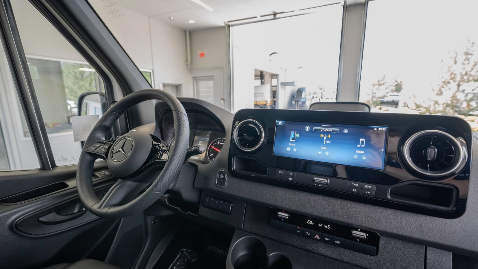 Used 2025 Mercedes-Benz Sprinter 2500 image 18