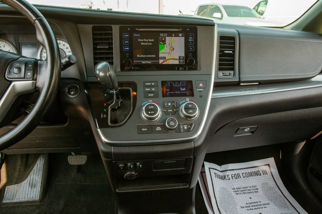 Used 2015 Toyota Sienna SE w/ SE Preferred Package FWD image 16