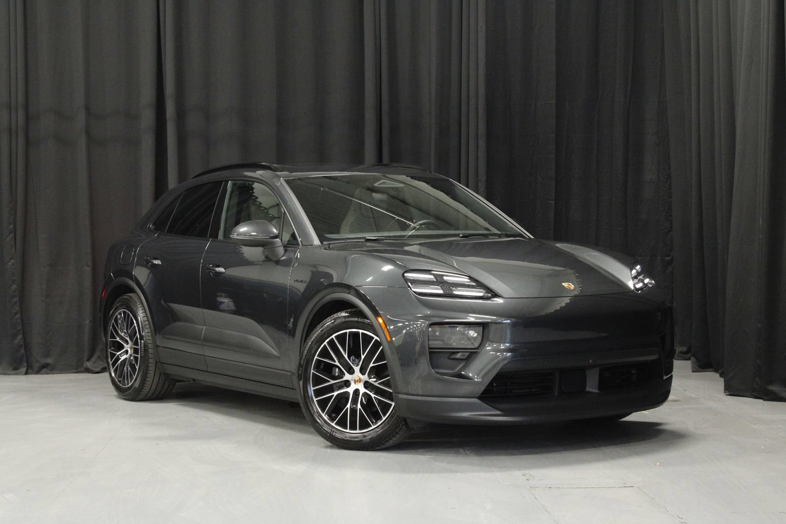 Certified 2025 Porsche Macan 4 Electric AWD/4WD image 9