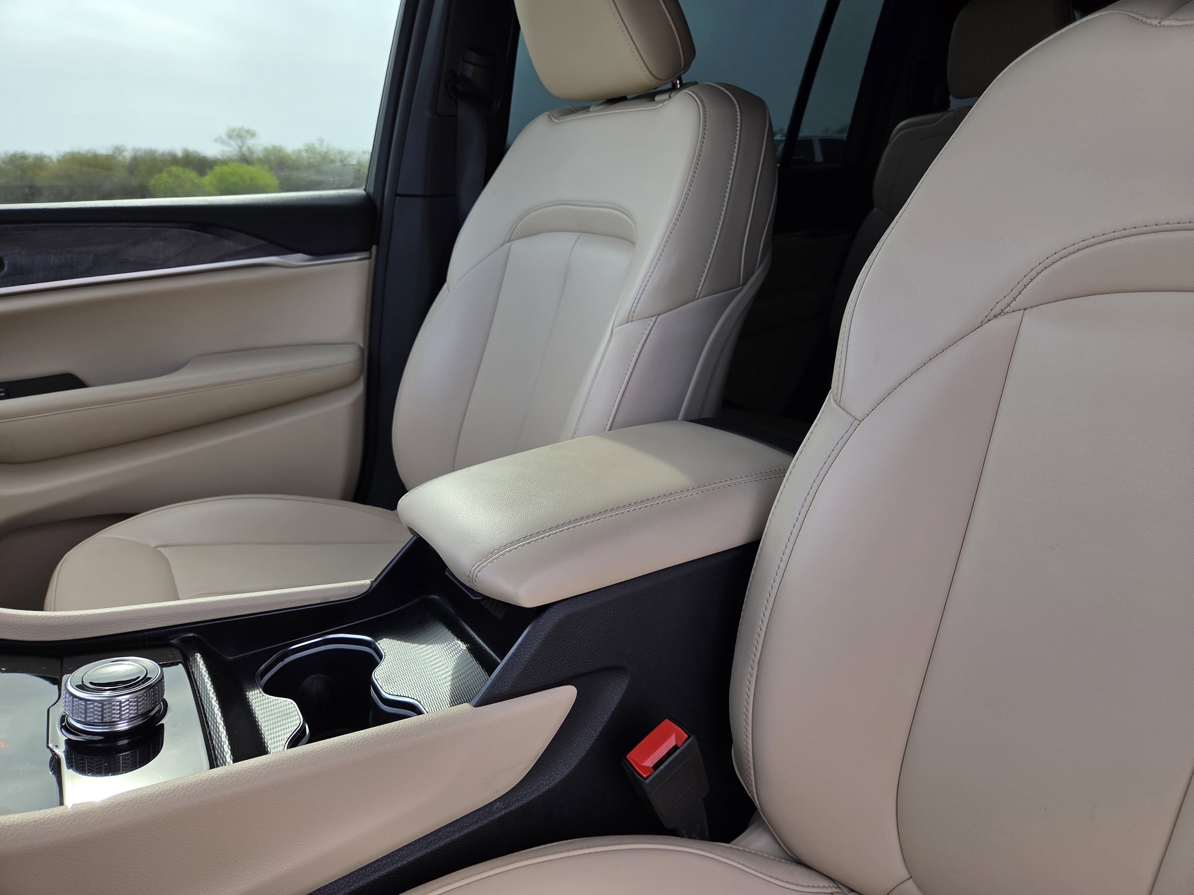 Used 2024 Jeep Grand Cherokee L Limited w/ Black Appearance Package image 28