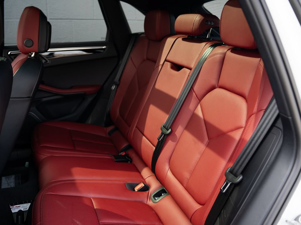 Certified 2025 Porsche Macan AWD/4WD image 18