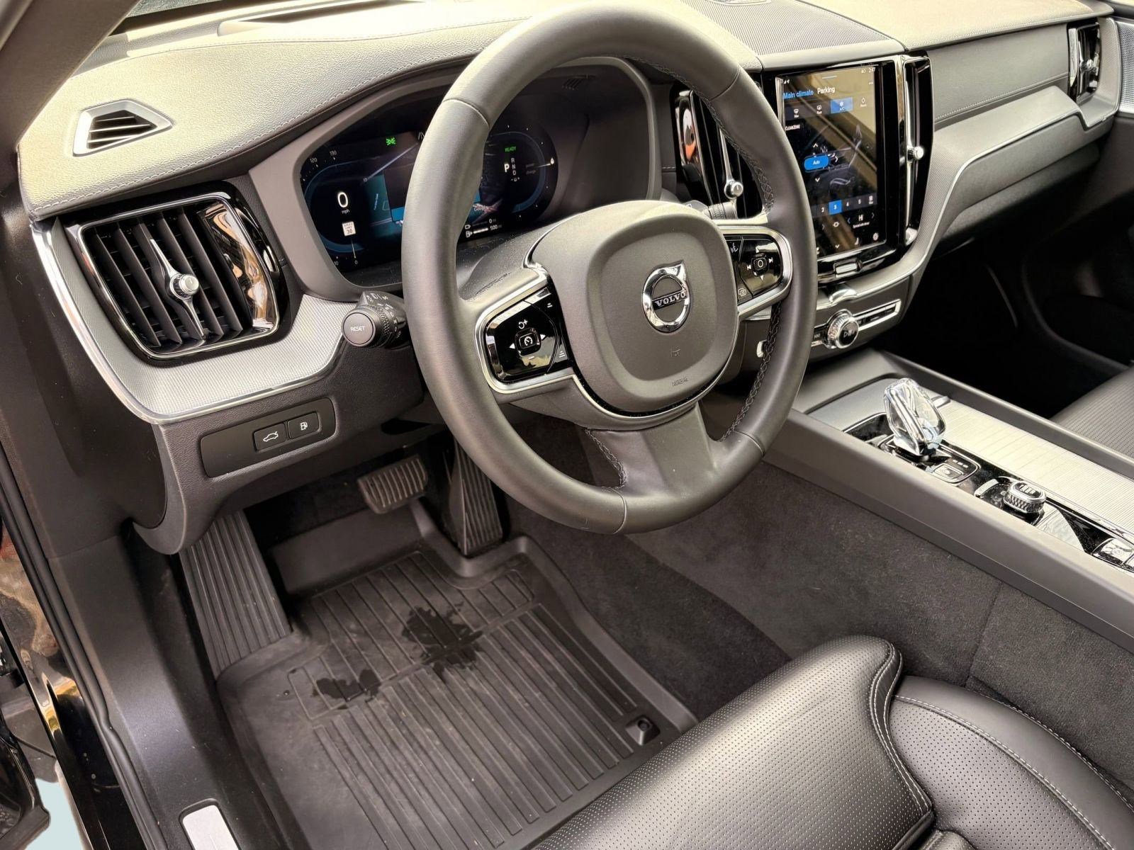 Certified 2024 Volvo XC60 T8 Ultimate w/ Protection Package Premier image 4