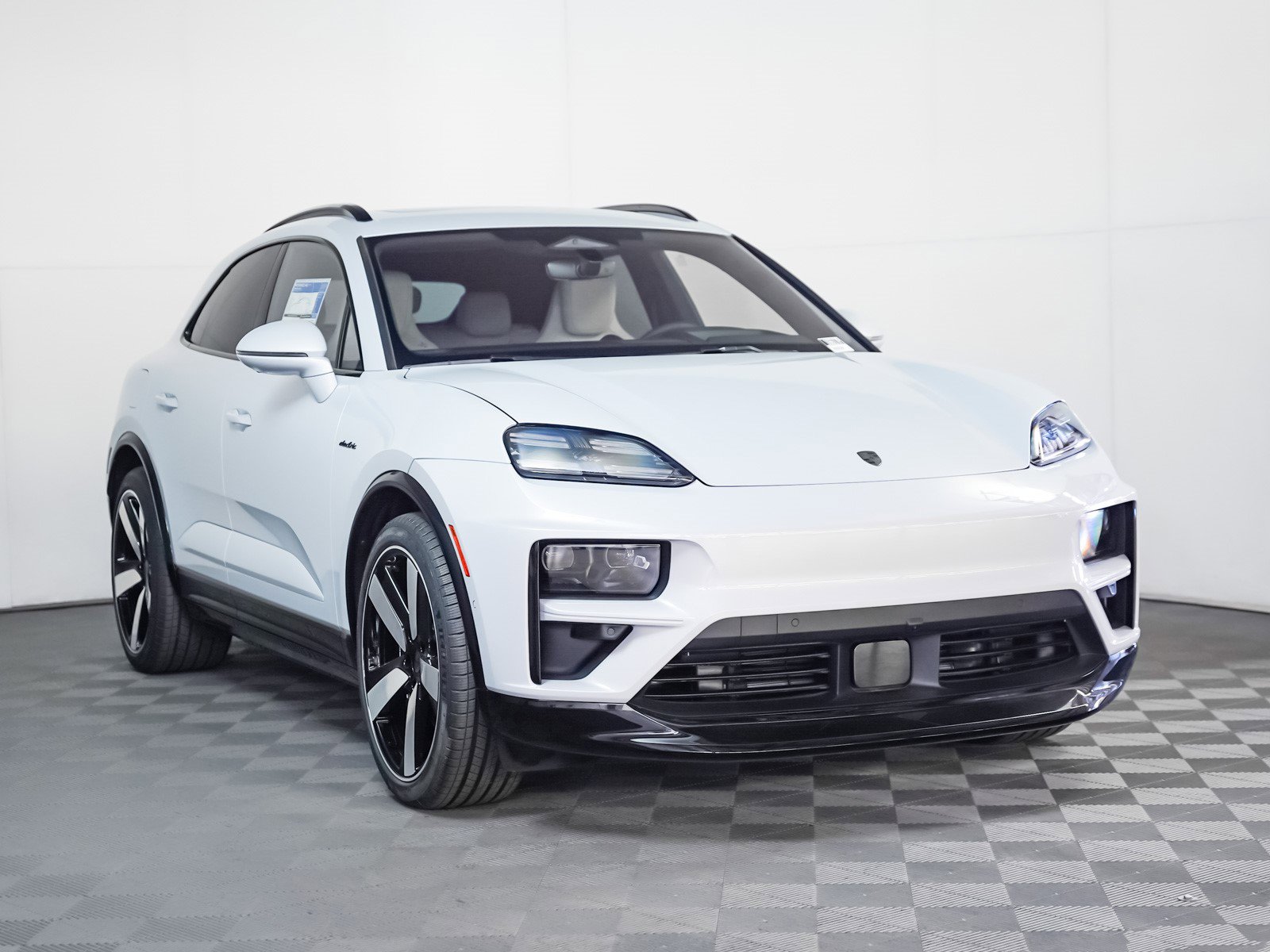 Used 2025 Porsche Macan Turbo Electric image 8