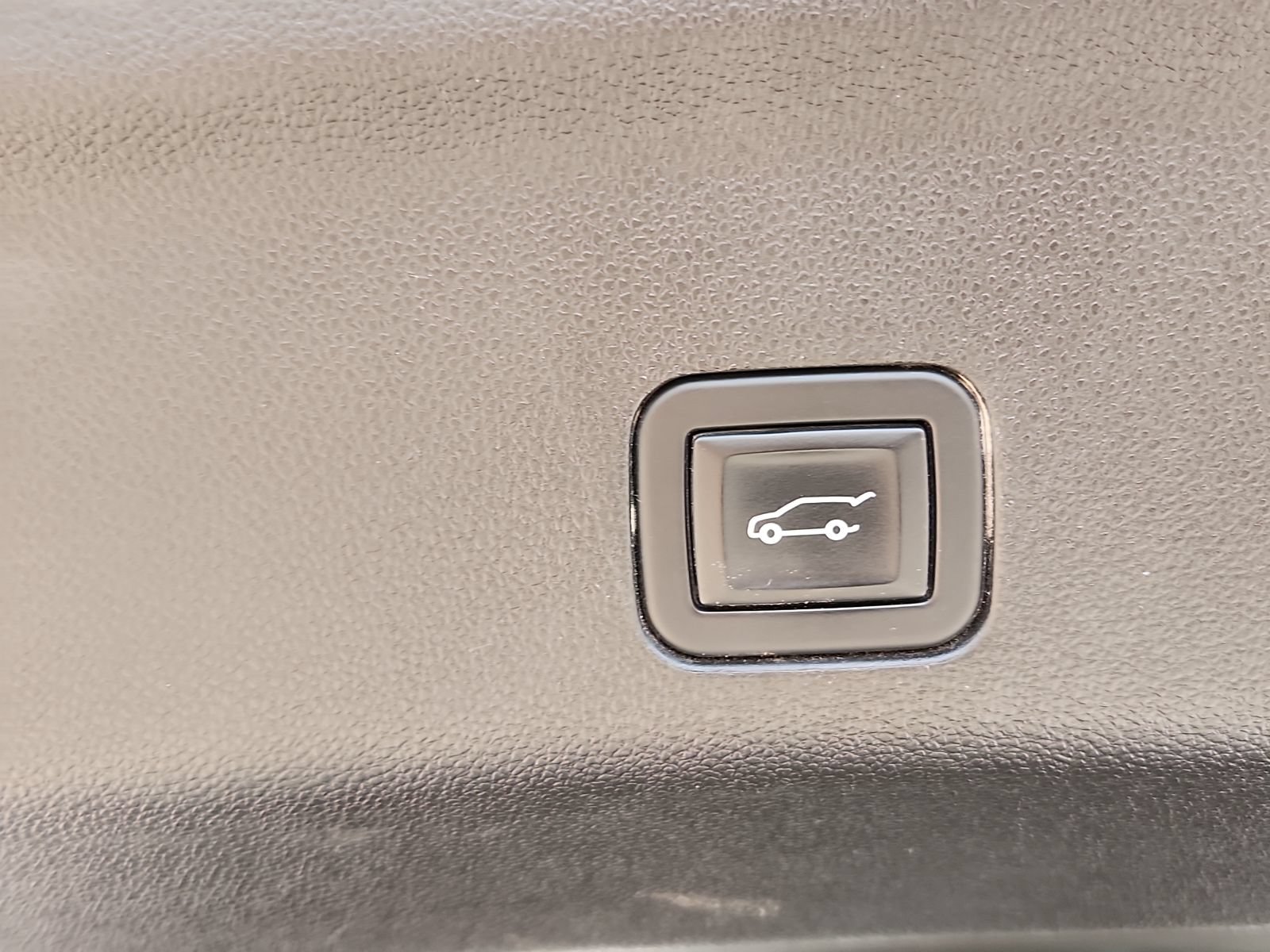 Used 2023 Chevrolet Tahoe Z71 w/ Luxury Package AWD/4WD image 10