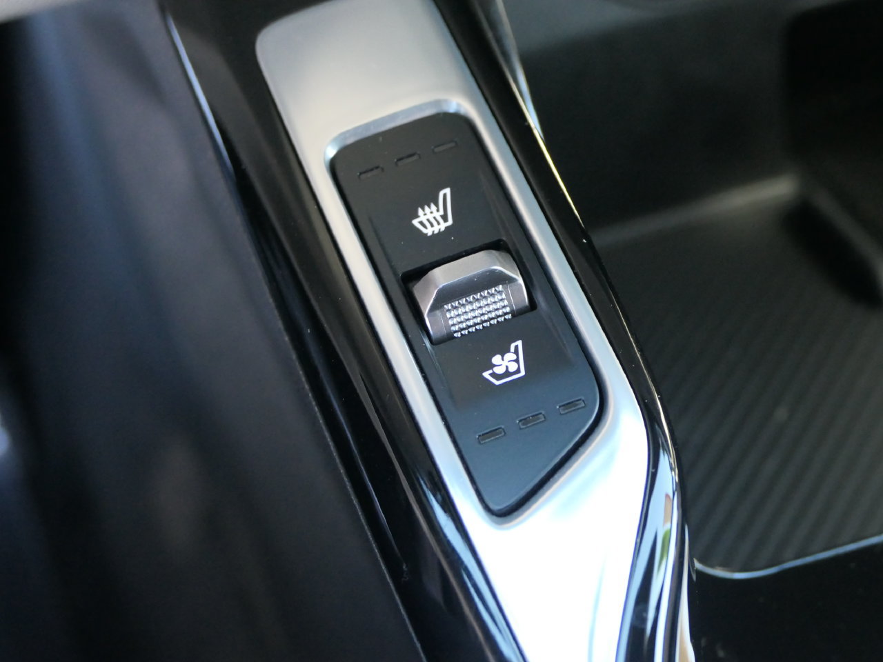 Certified 2025 Kia Sorento SX Prestige AWD/4WD image 25