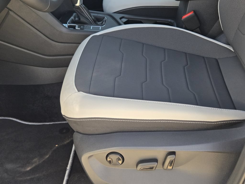 New 2026 Volkswagen Taos SE FWD image 24