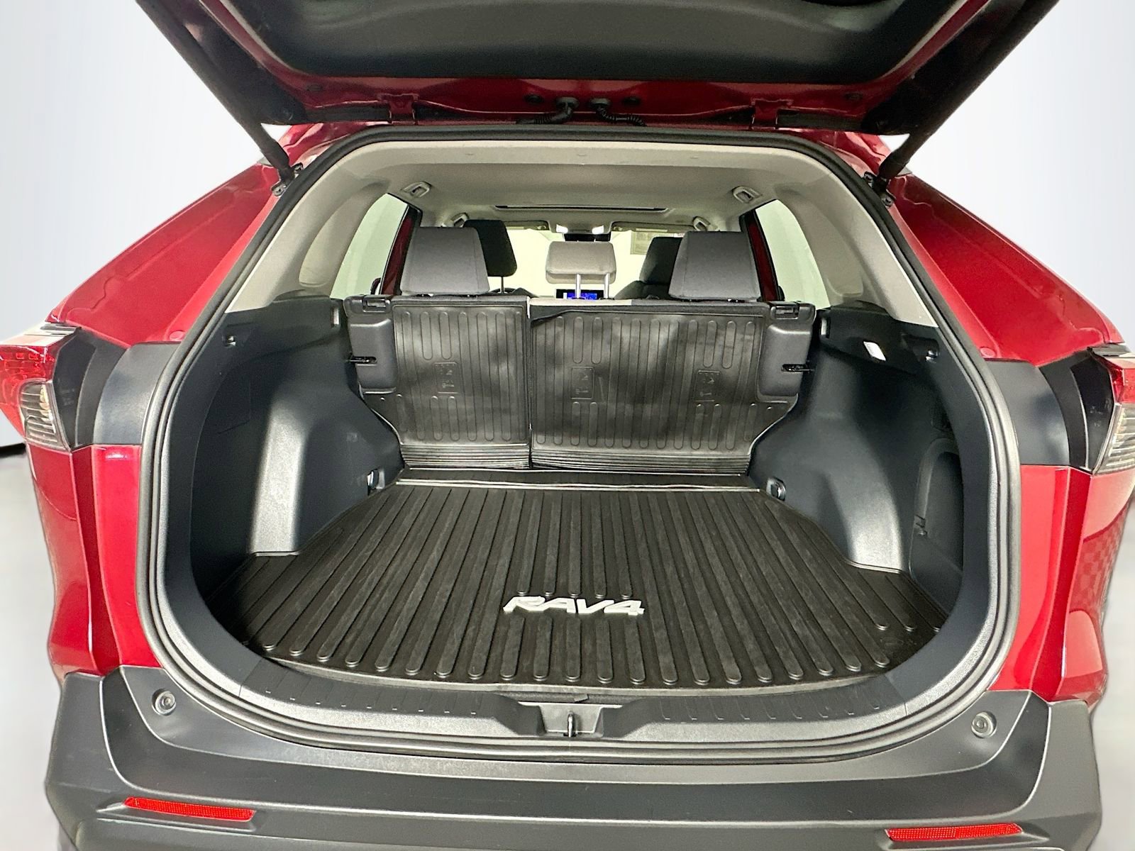 Used 2024 Toyota RAV4 XLE w/ Convenience Package image 28