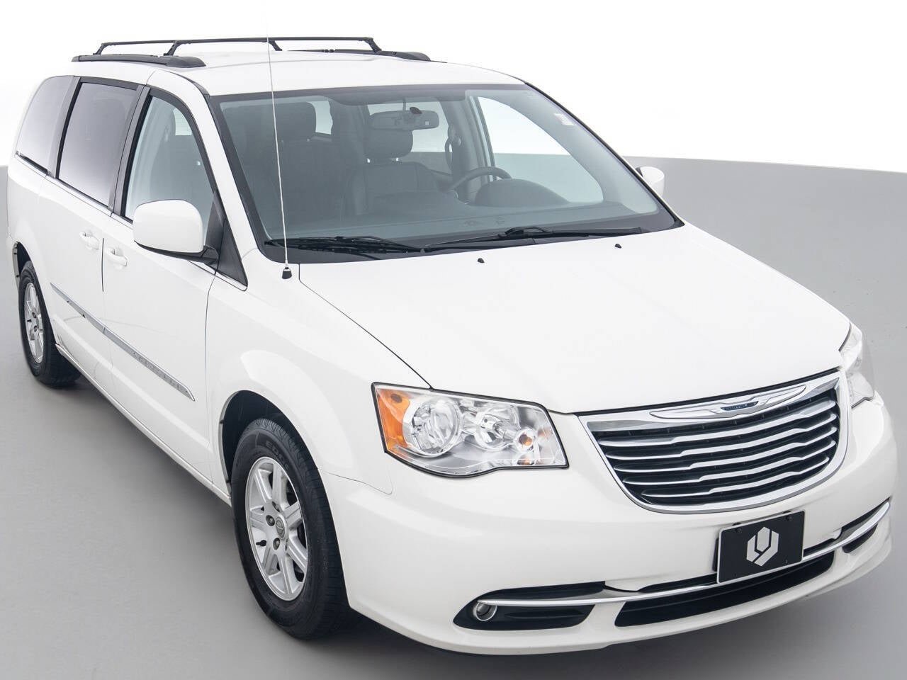 Used 2013 Chrysler Town & Country Touring FWD image 1