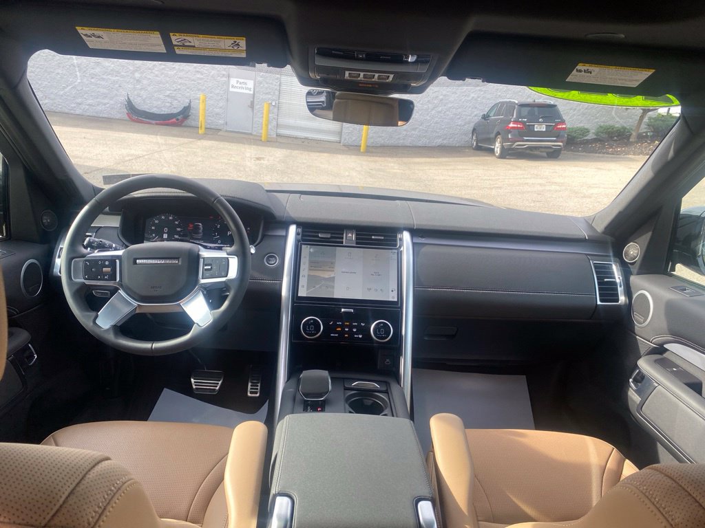 Used 2025 Land Rover Discovery Dynamic SE AWD/4WD image 11