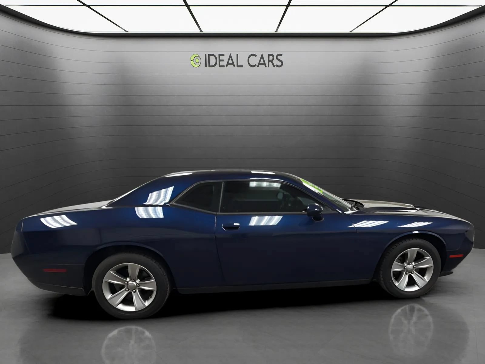 Used 2015 Dodge Challenger SXT RWD image 4