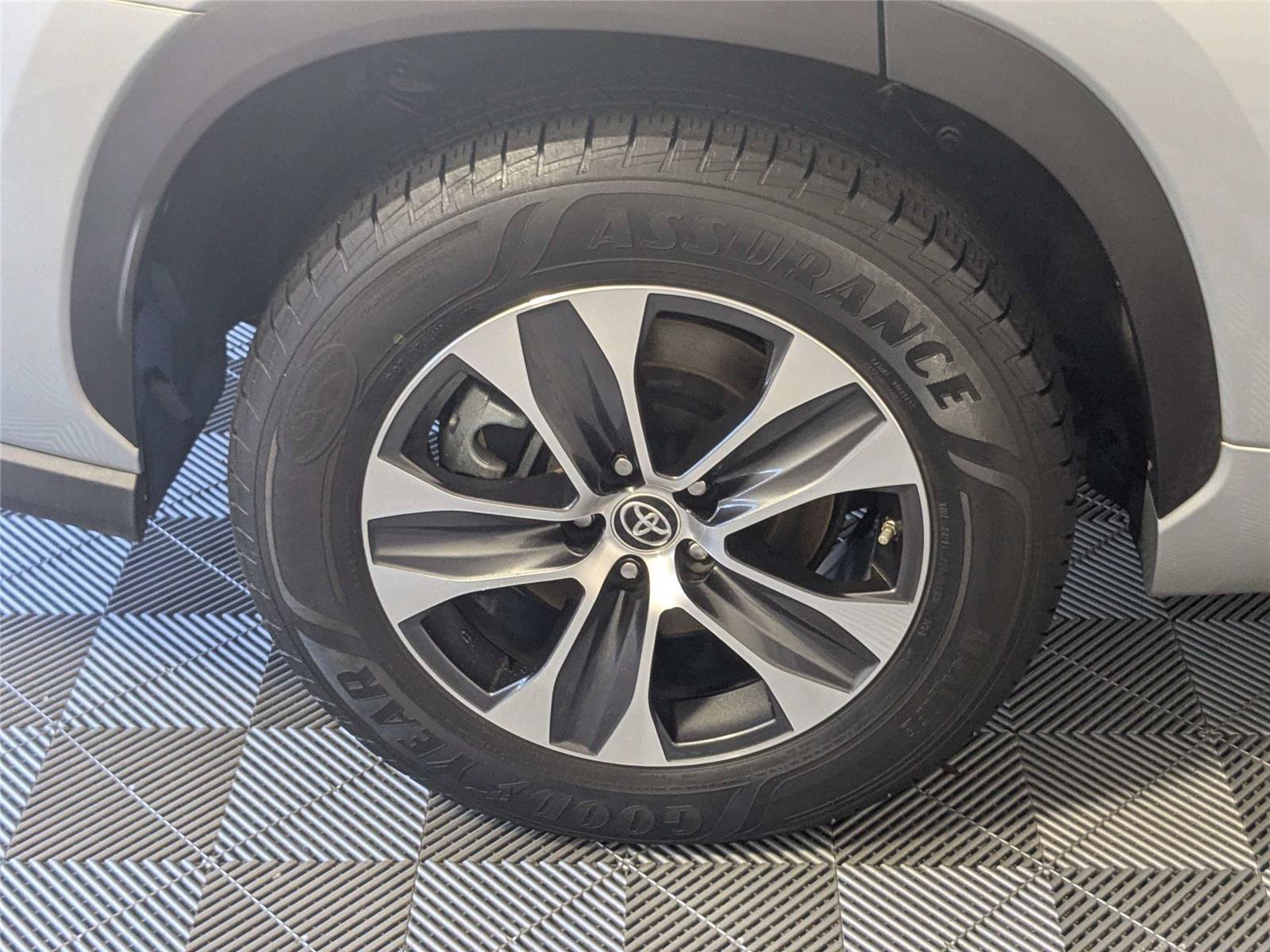 Certified 2020 Toyota Highlander XLE FWD image 11
