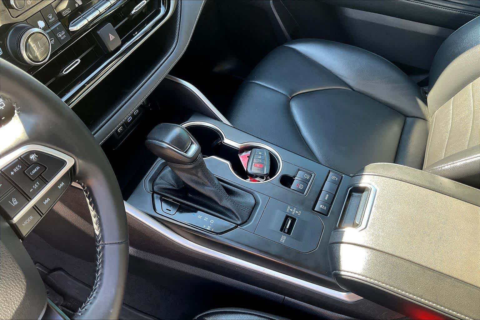 Used 2022 Toyota Highlander XLE FWD image 17