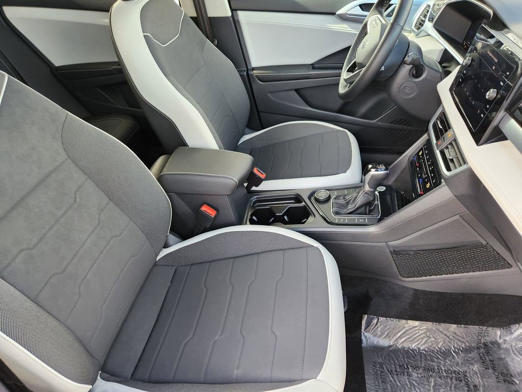 New 2025 Volkswagen Taos SE image 5