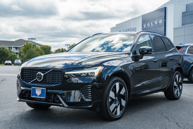 Used 2024 Volvo XC60 T8 Plus w/ Protection Package Premier AWD/4WD image 3
