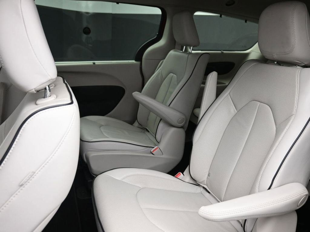 Used 2021 Chrysler Pacifica Limited w/ Premium & Safety Sphere Group image 12