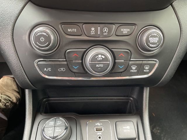 Used 2022 Jeep Cherokee Trailhawk image 17