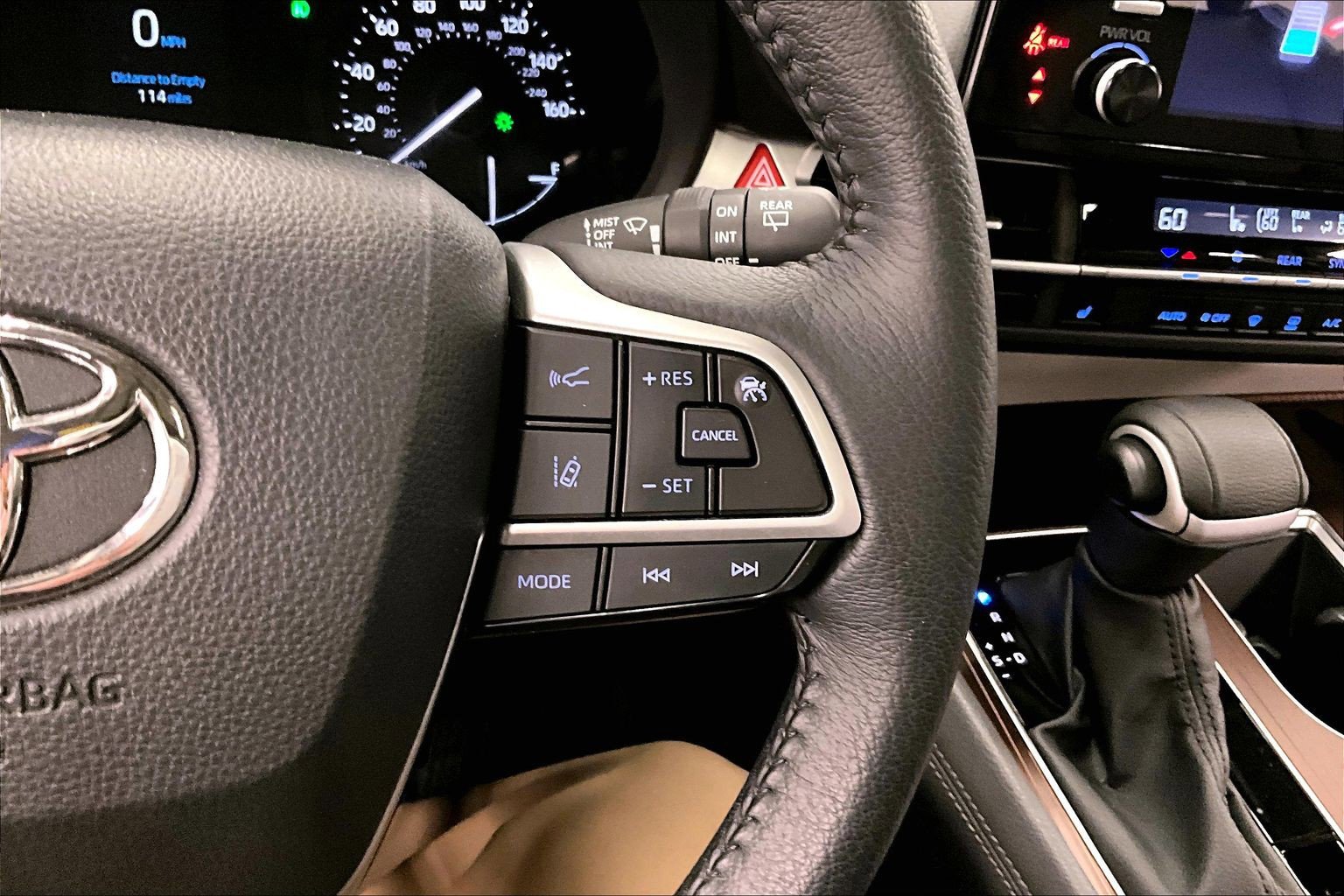 Used 2023 Toyota Sienna XLE FWD image 28