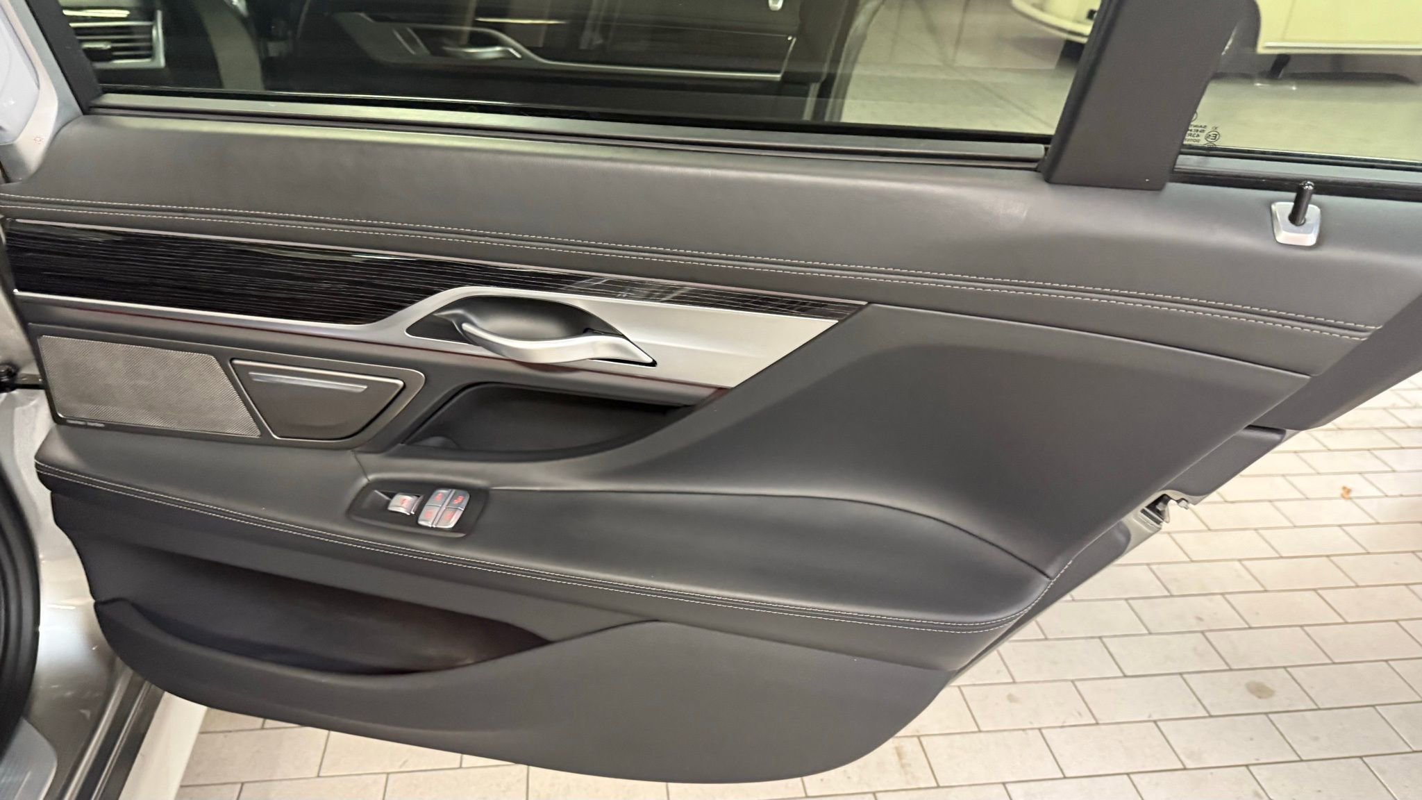 Used 2021 BMW 750i xDrive w/ Executive Package image 12