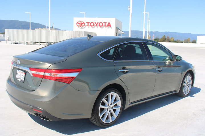 Used 2013 Toyota Avalon Limited FWD image 3