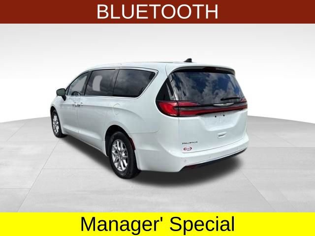 Used 2023 Chrysler Pacifica Touring FWD image 5