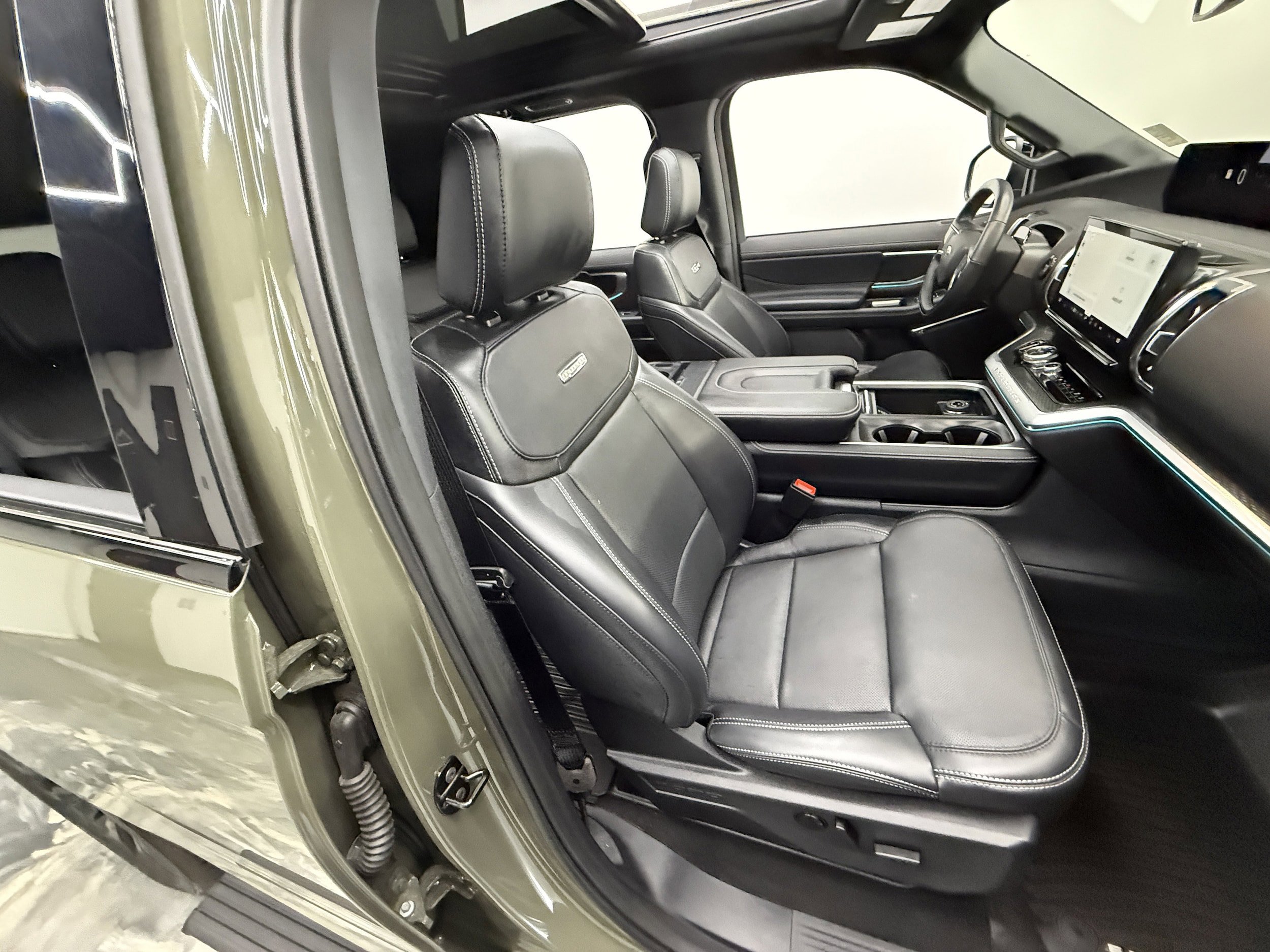 Used 2025 Ford Expedition Platinum w/ Platinum Ultimate Package AWD/4WD image 21