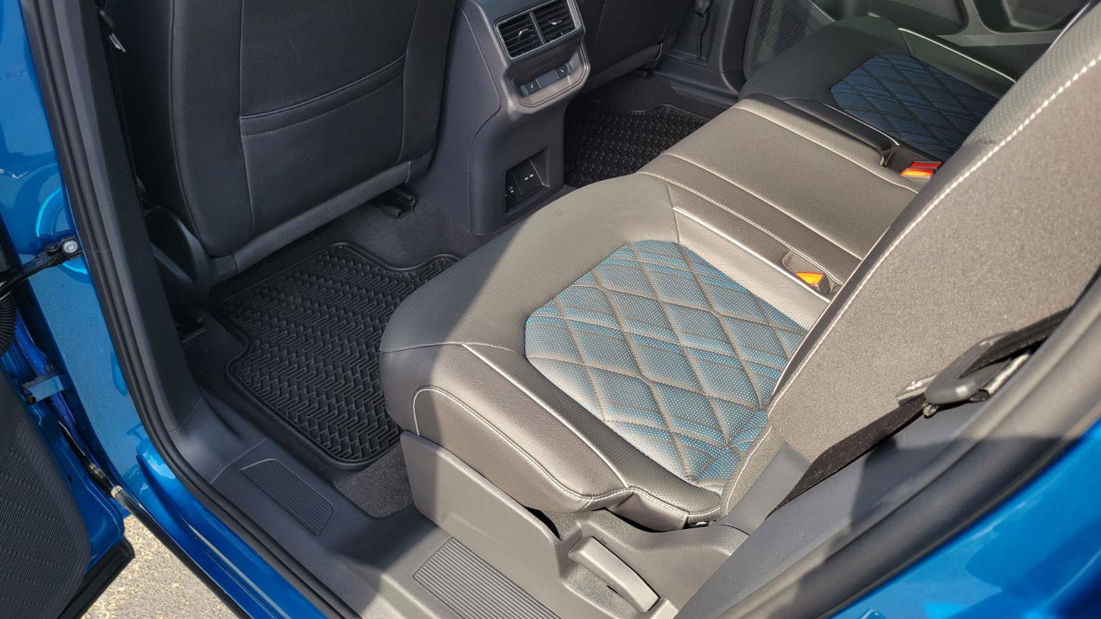 Certified 2025 Volkswagen Atlas Cross Sport SEL Premium R-Line image 35