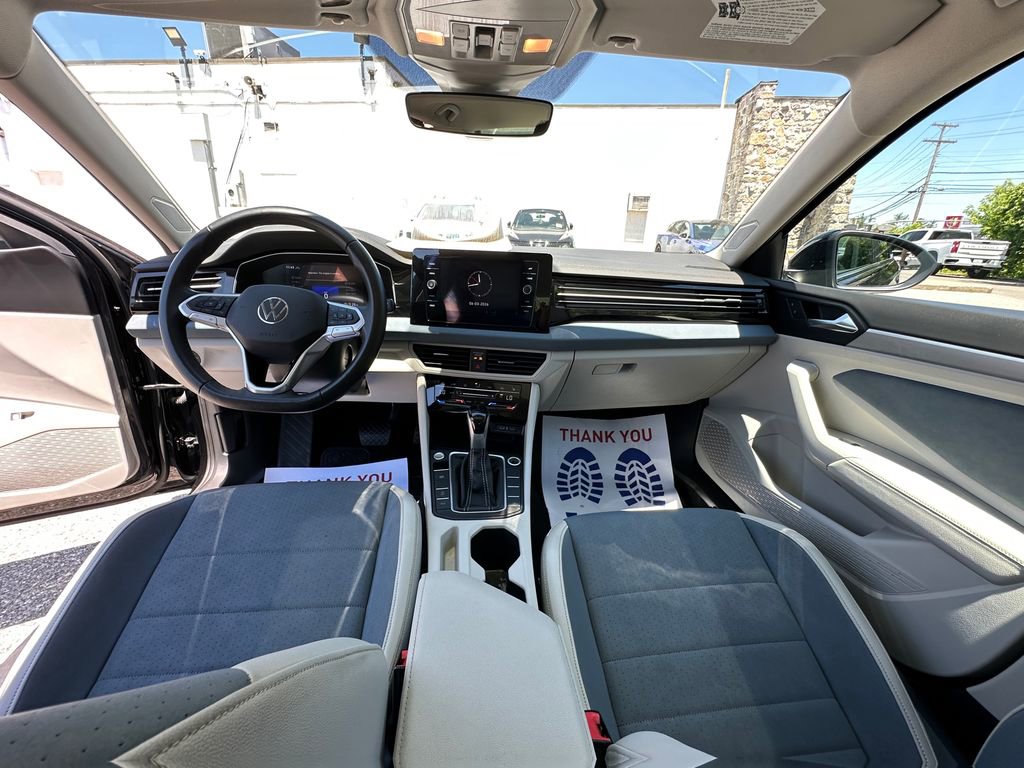 Used 2025 Volkswagen Jetta SE FWD image 10