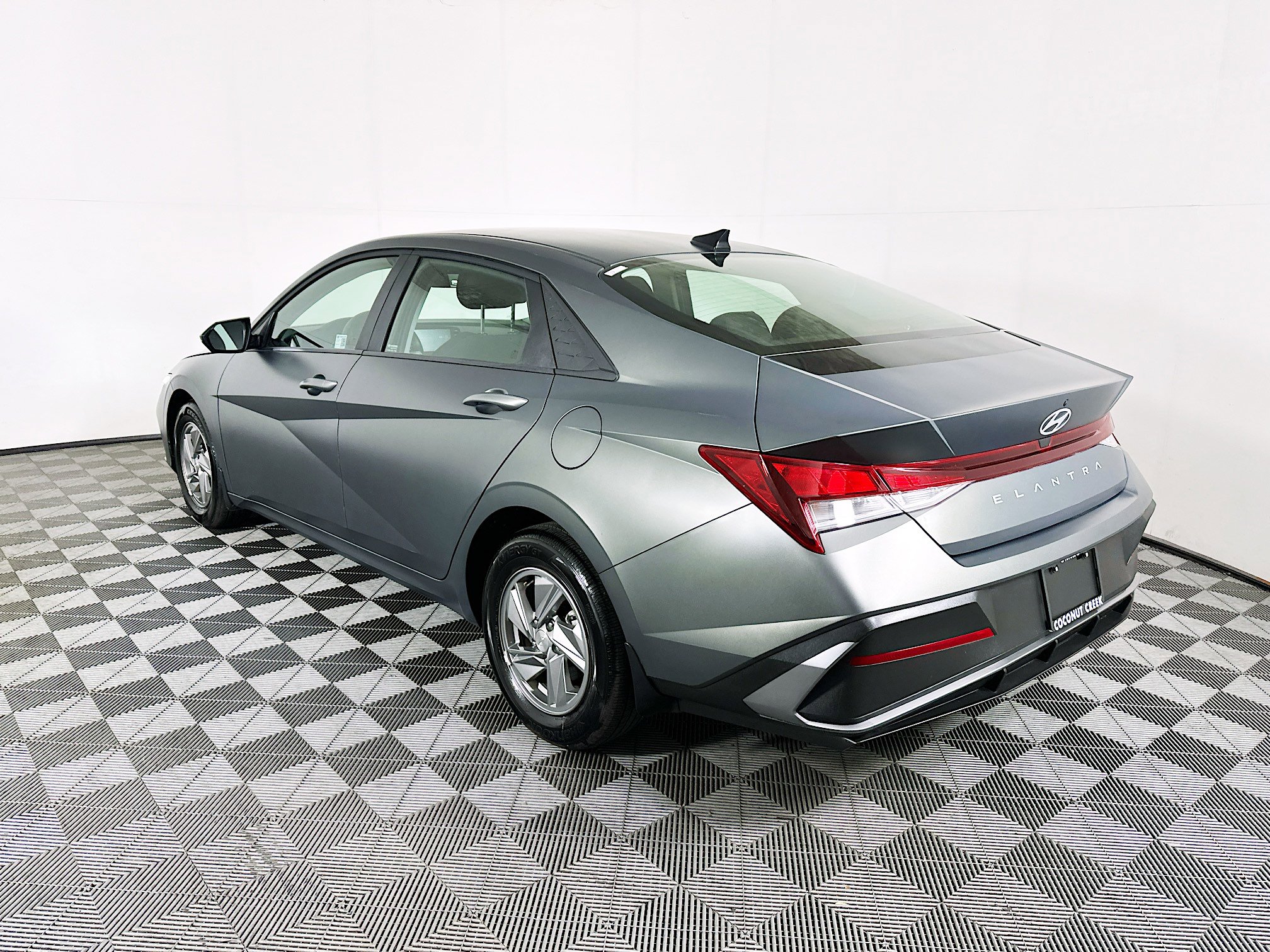Used 2025 Hyundai Elantra SE image 5