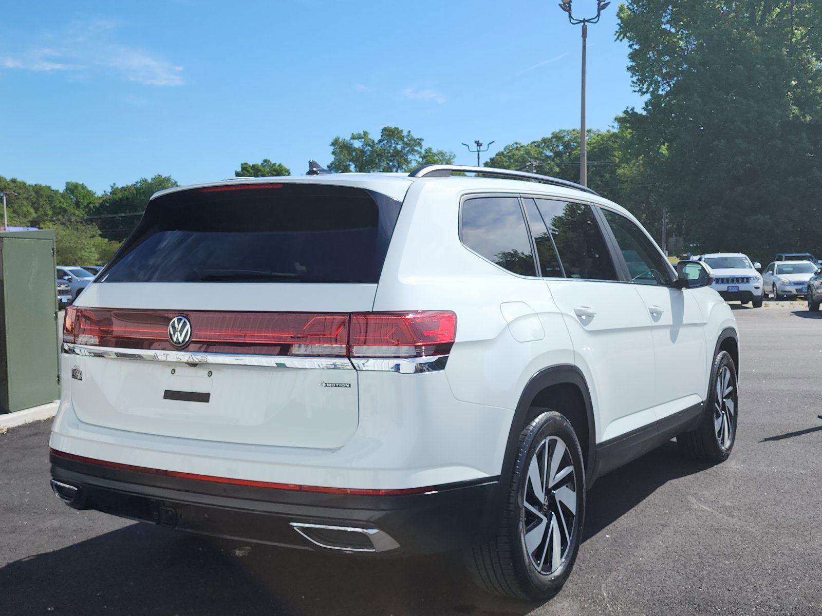 Used 2024 Volkswagen Atlas SE w/ Panoramic Sunroof Package AWD/4WD image 5