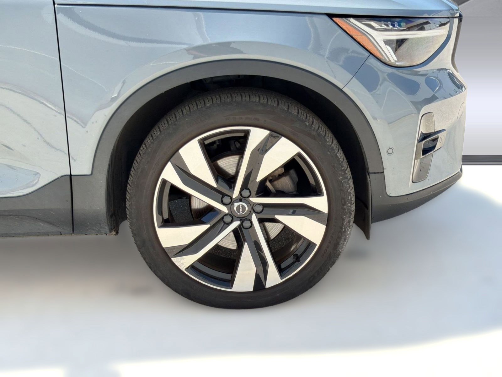 Used 2023 Volvo XC40 B5 Plus w/ Driver Assist Package AWD/4WD image 8