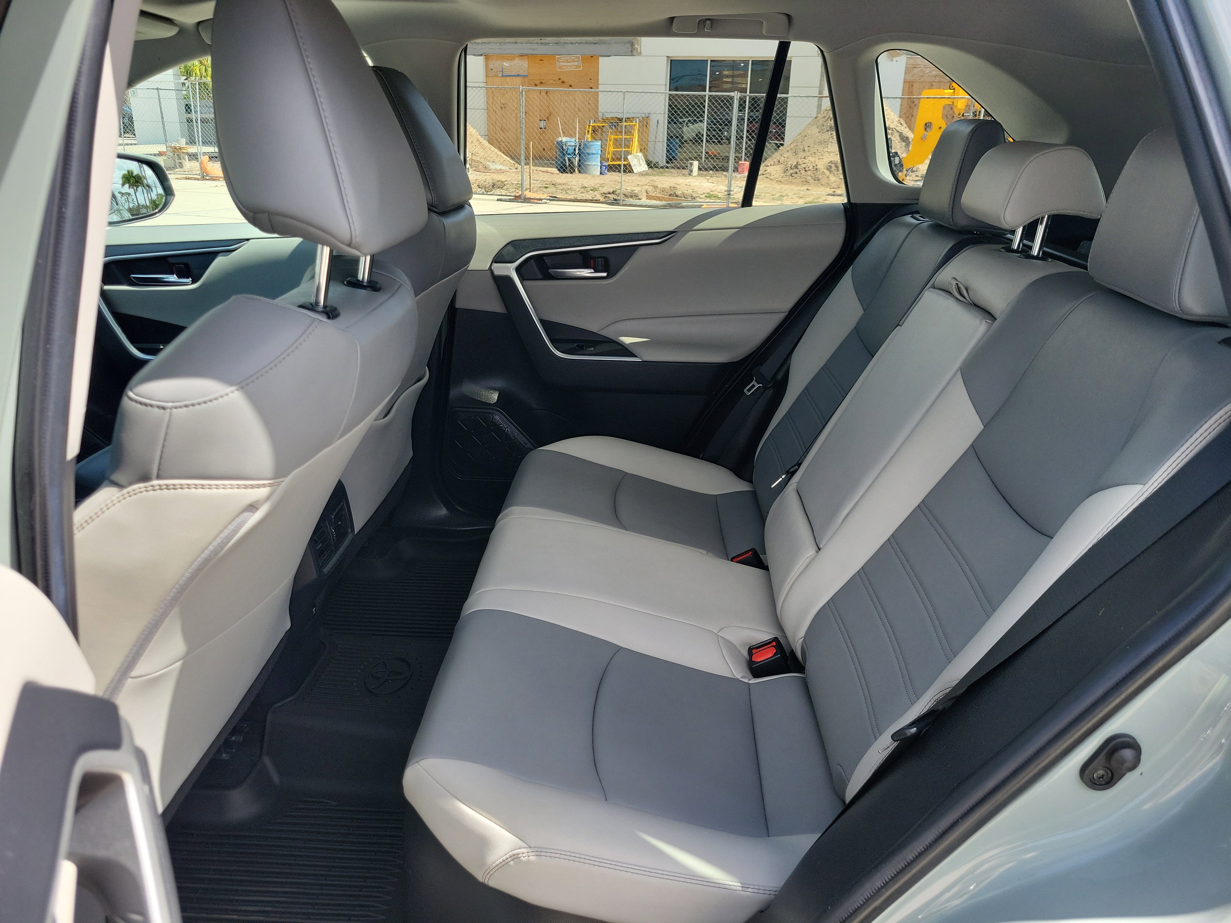 Used 2021 Toyota RAV4 XLE Premium image 16