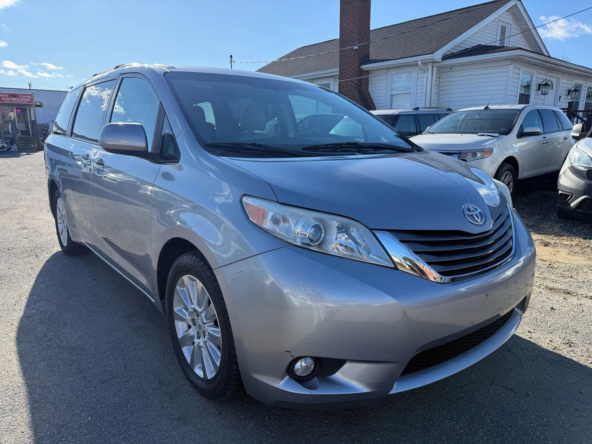 Used 2012 Toyota Sienna XLE w/ Premium Pkg AWD/4WD image 2