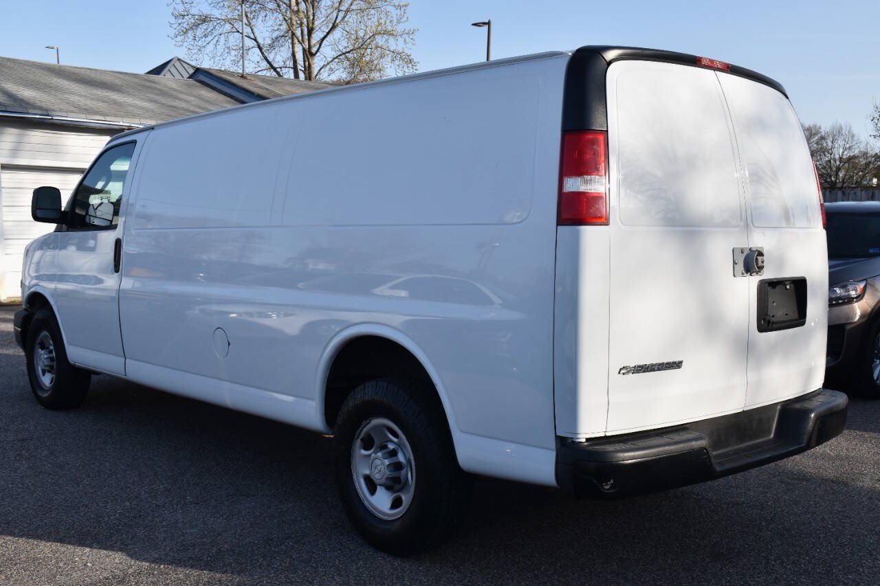Used 2018 Chevrolet Express 2500 Extended RWD image 3