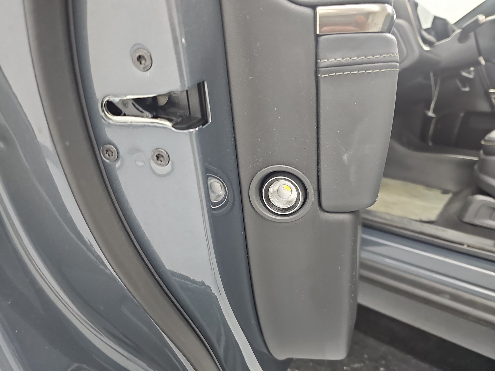 Used 2024 Rivian R1S Adventure AWD/4WD image 32