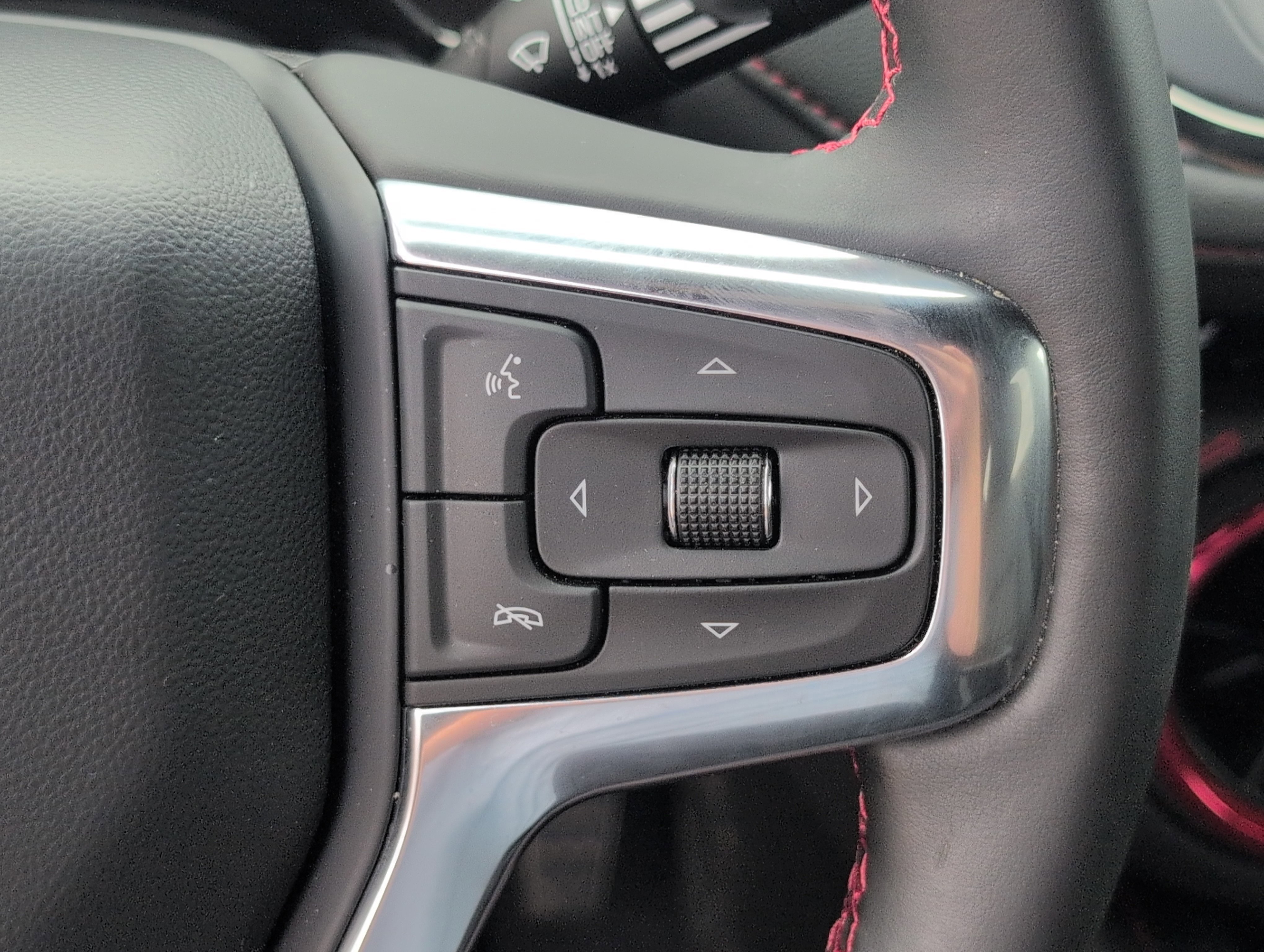 Certified 2025 Chevrolet Blazer RS FWD image 27