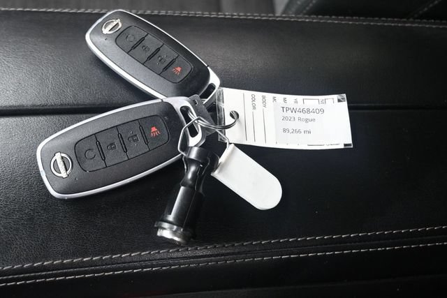 Used 2023 Nissan Rogue SV AWD/4WD image 9