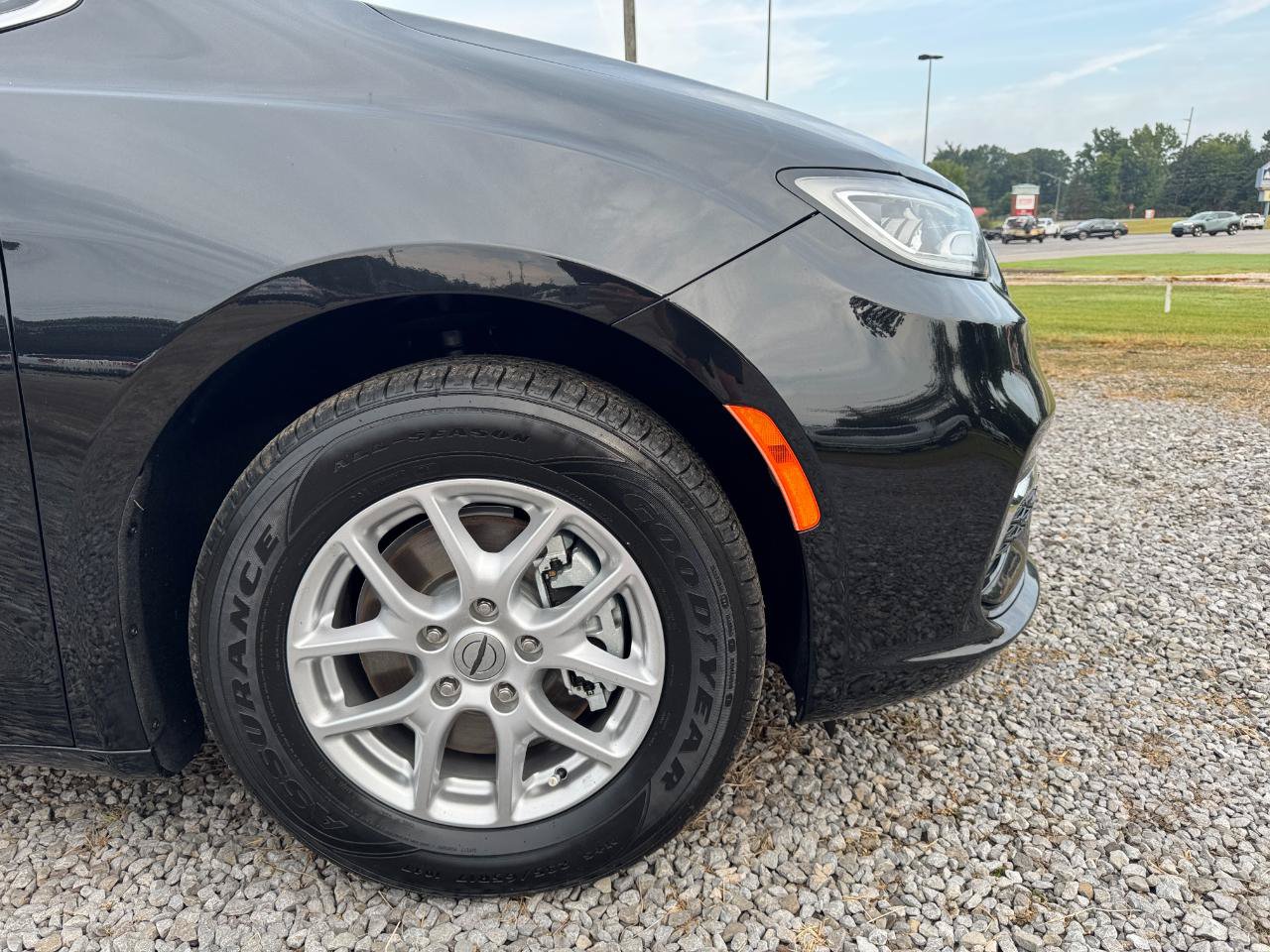 Used 2023 Chrysler Pacifica Touring FWD image 7