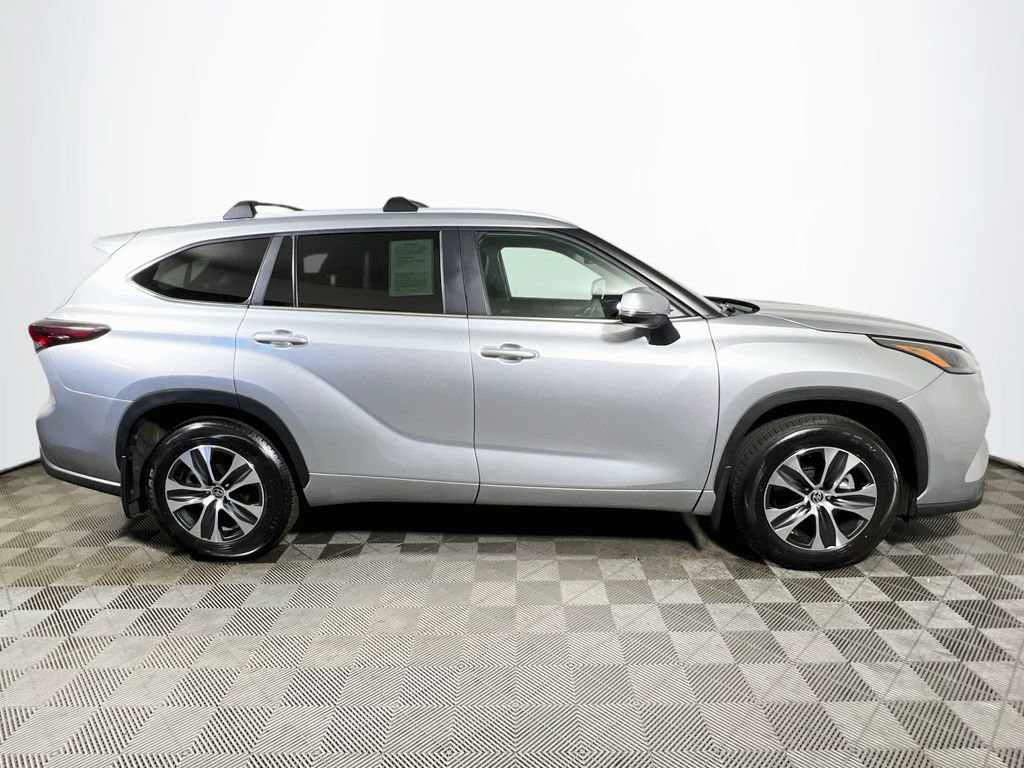 Certified 2024 Toyota Highlander XLE AWD/4WD image 8