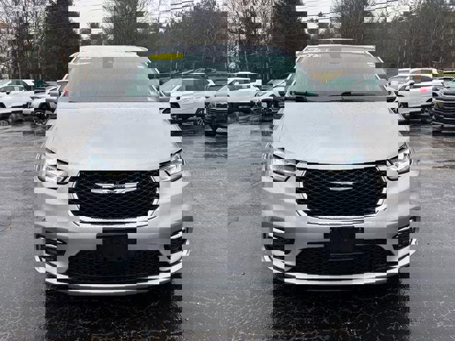 Used 2023 Chrysler Pacifica Touring-L image 2