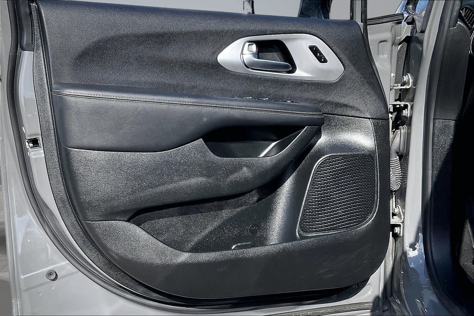 Used 2025 Chrysler Pacifica Limited image 17