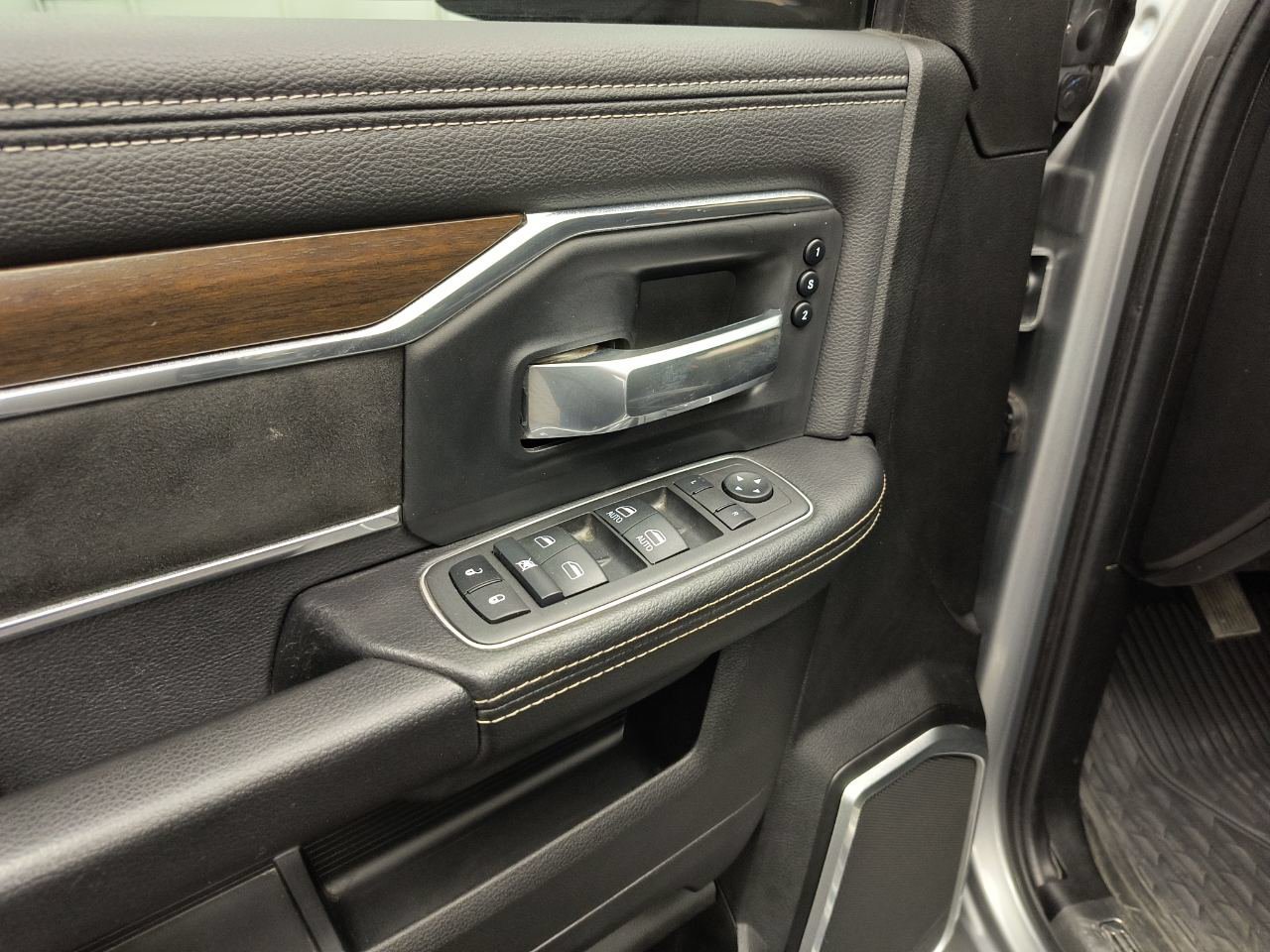 Used 2022 RAM 3500 Laramie AWD/4WD image 15