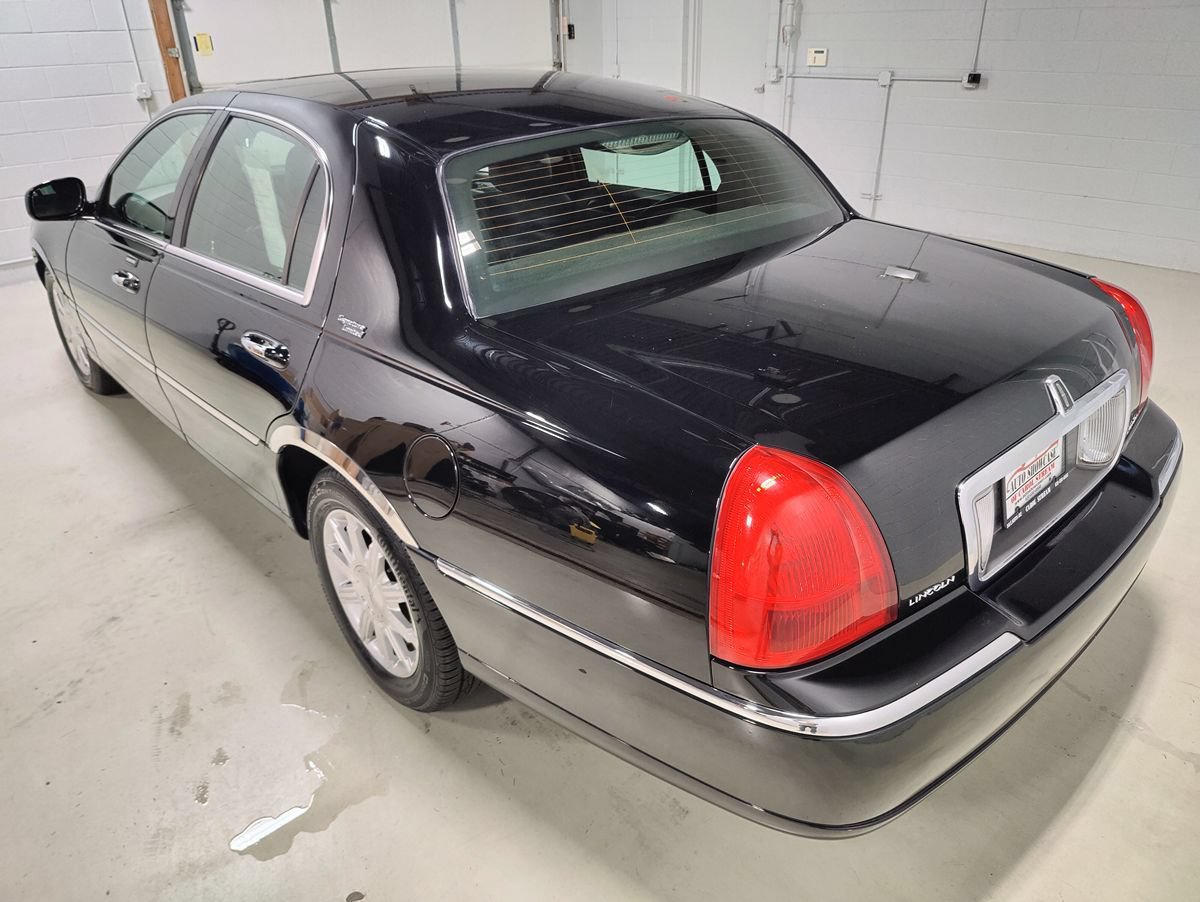 Used 2008 Lincoln Town Car Signature Limited RWD image 21